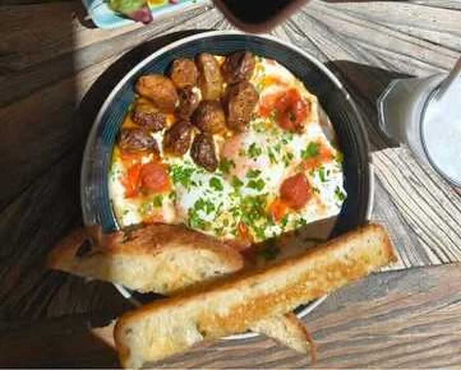 Œufs et toasts servis chez Café Suzette